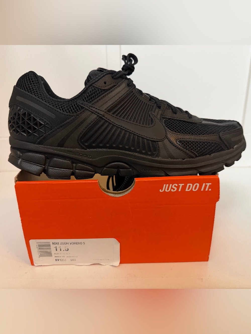 New In Box Nike Zoom Vomero 5 Triple Black Men’s Shoes Size 11.5 BV1358-003